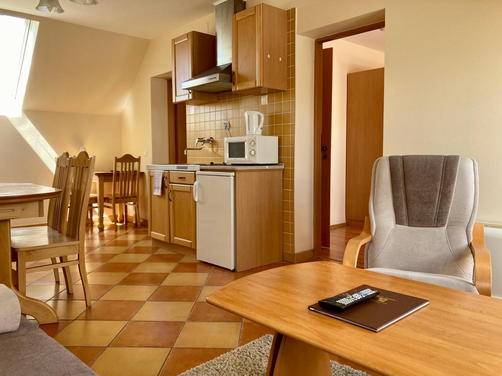 Het Vezer Apartmanhotel Komarom Luaran gambar