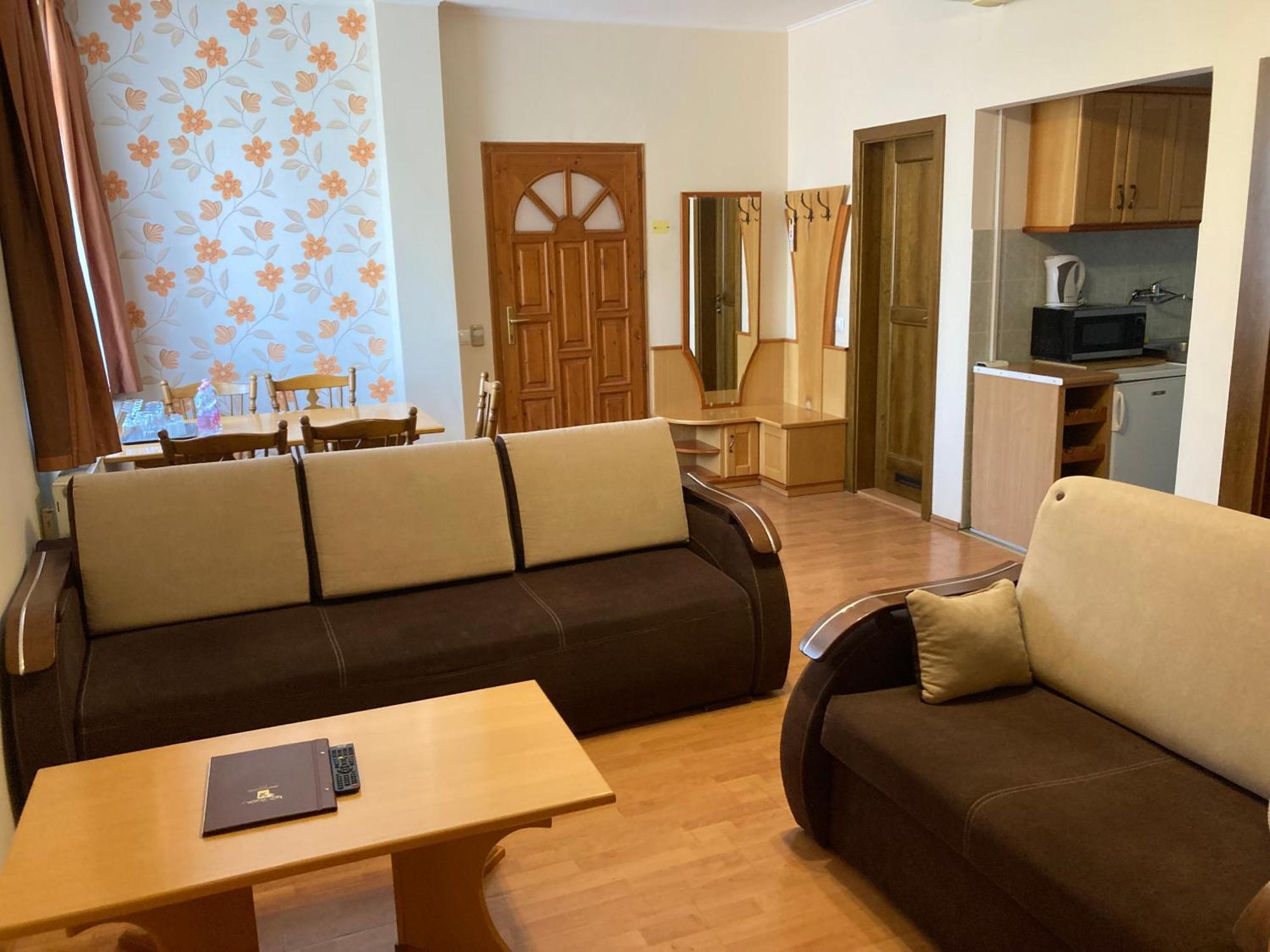 Het Vezer Apartmanhotel Komarom Bilik gambar