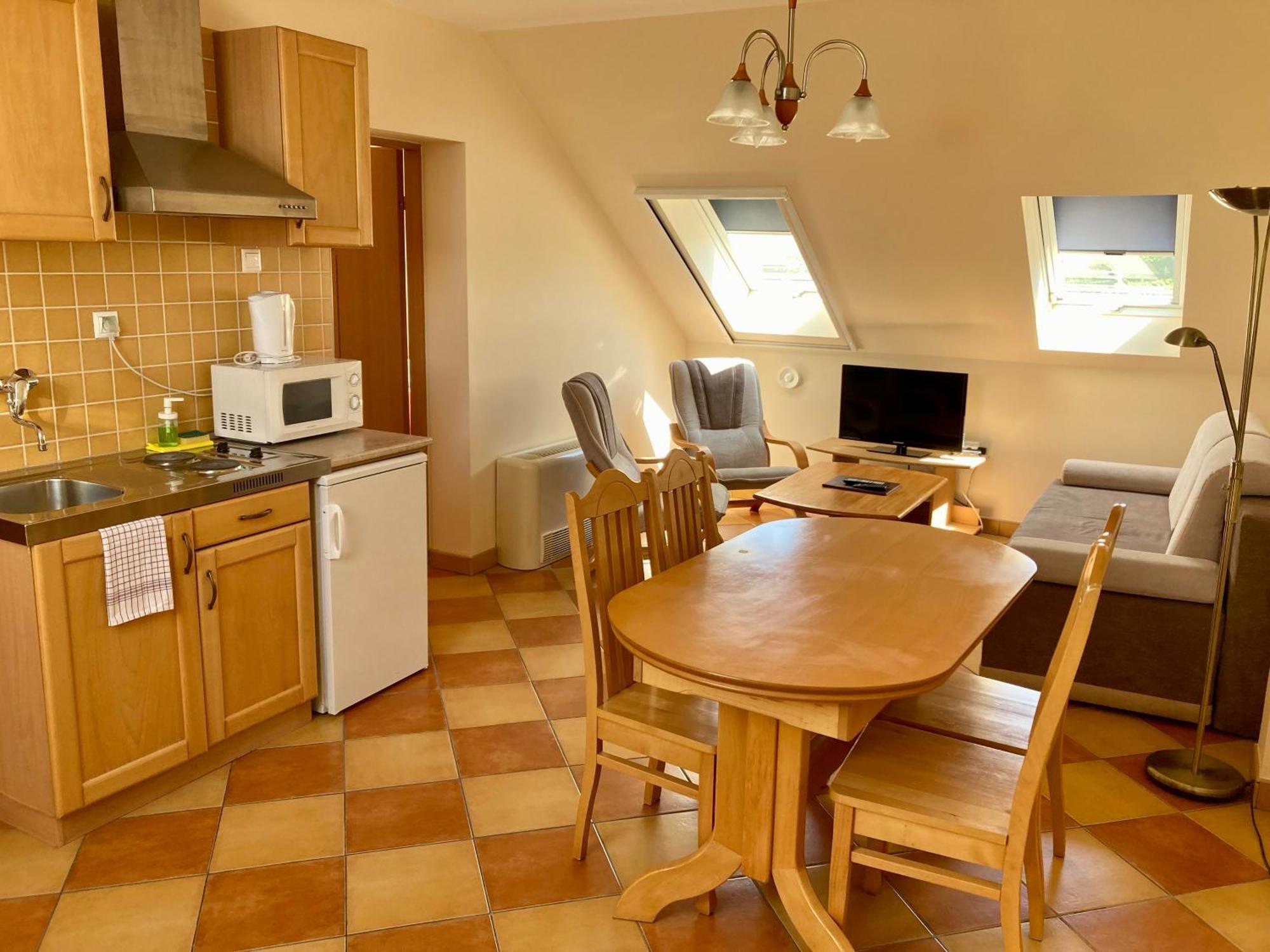 Het Vezer Apartmanhotel Komarom Bilik gambar