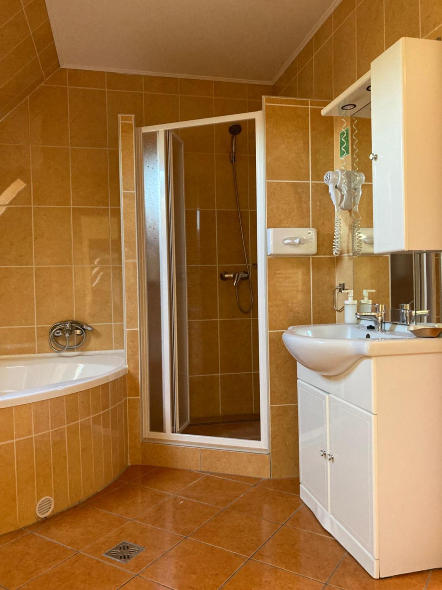 Het Vezer Apartmanhotel Komarom Luaran gambar