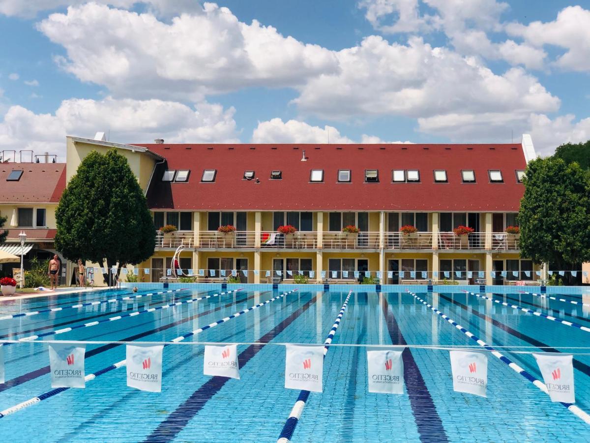 Het Vezer Apartmanhotel Komarom Luaran gambar